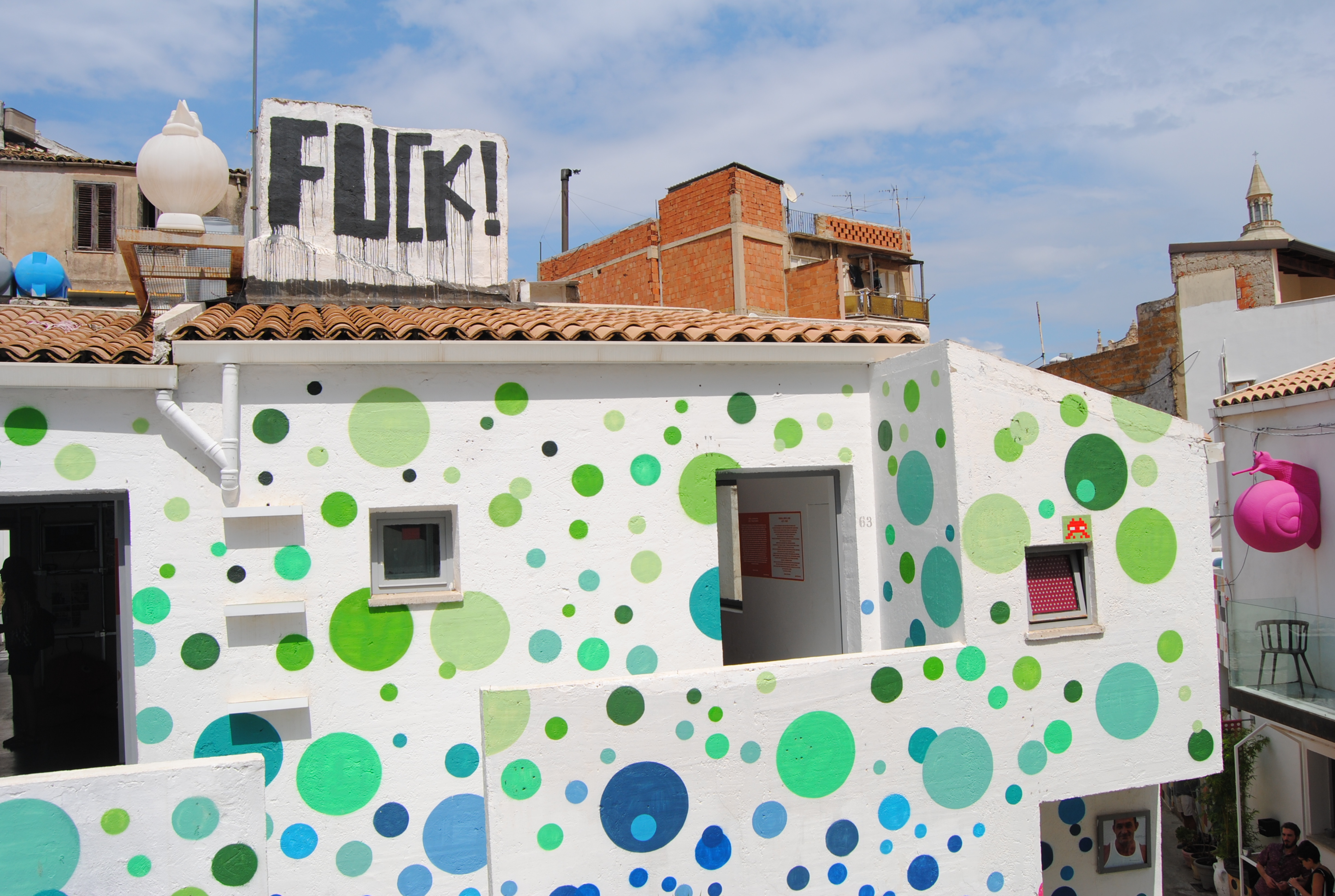 A Favara la coloratissima Farm convive con i vecchi edifici mai rifiniti. Foto scattata da Centro Studi Arti Visive