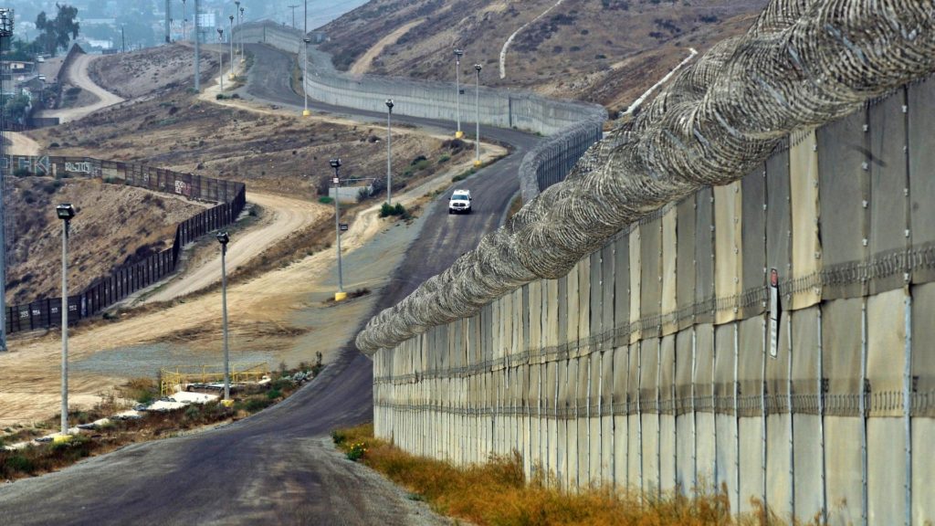 Il muro che divide Messico e Stati Uniti
