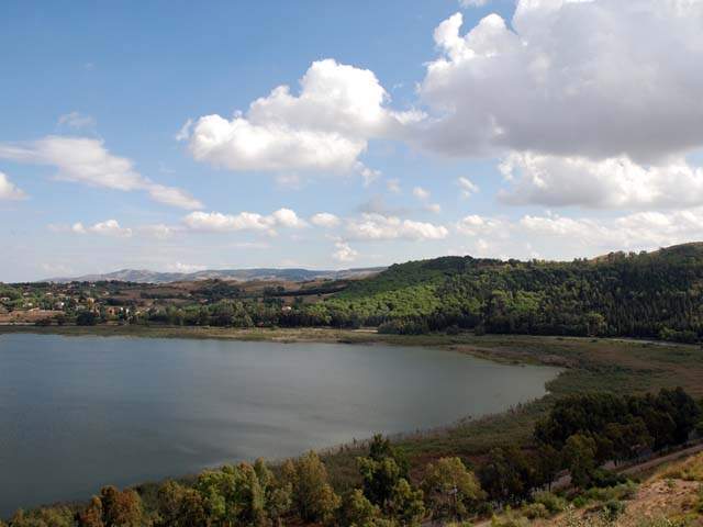 Sponda del Lago Pergusa, teatro del rapimento di Proserpina ad opera di Ade