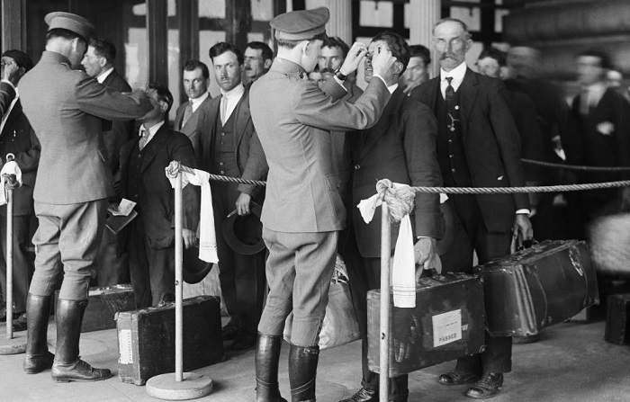 Gli emigranti appena arrivati vengono controllati ad Ellis Island