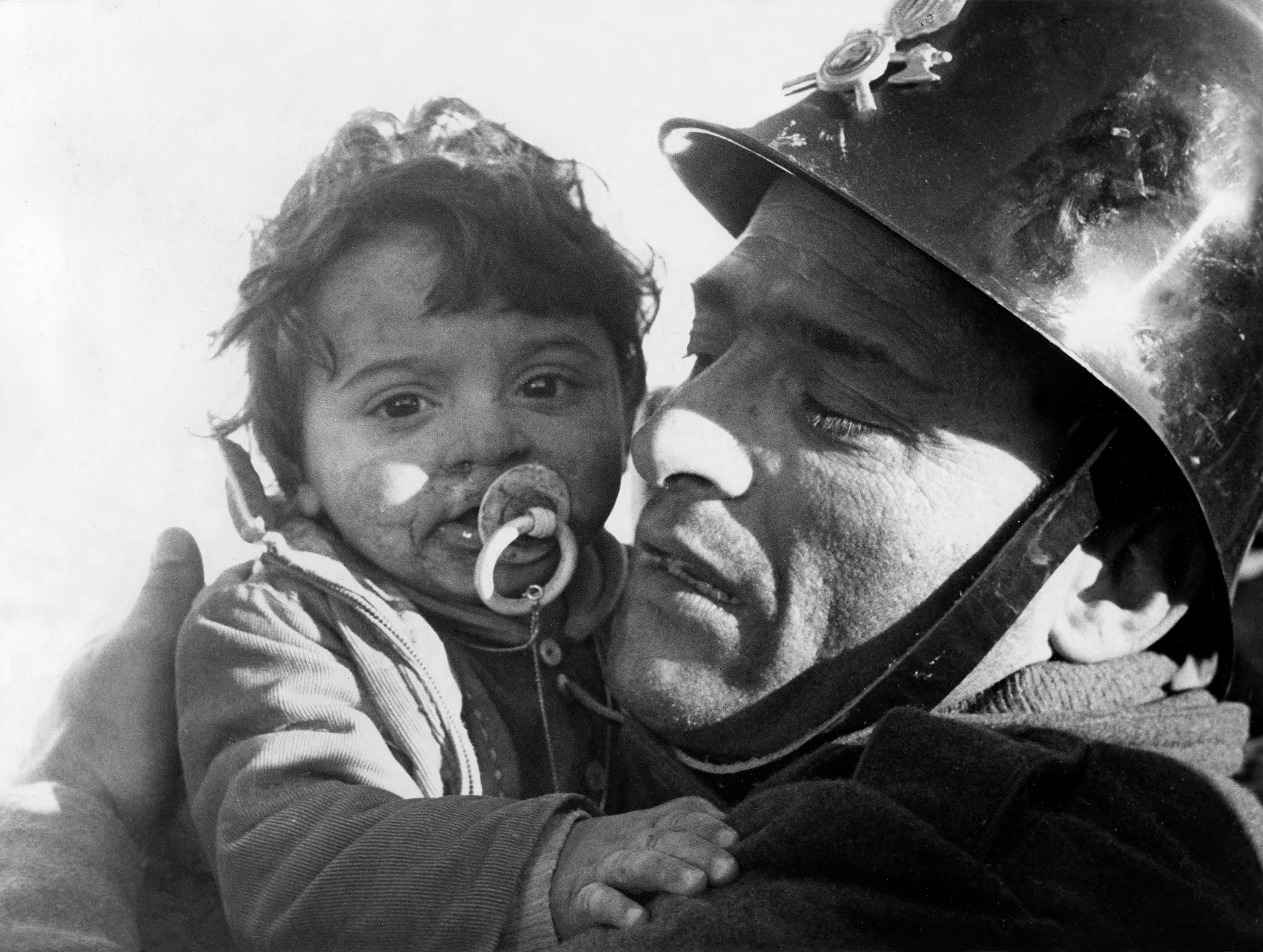 Gibellina, 1968, Nino Furnari Il piccolo Franco estratto vivo dalle macerie dopo 30 ore
