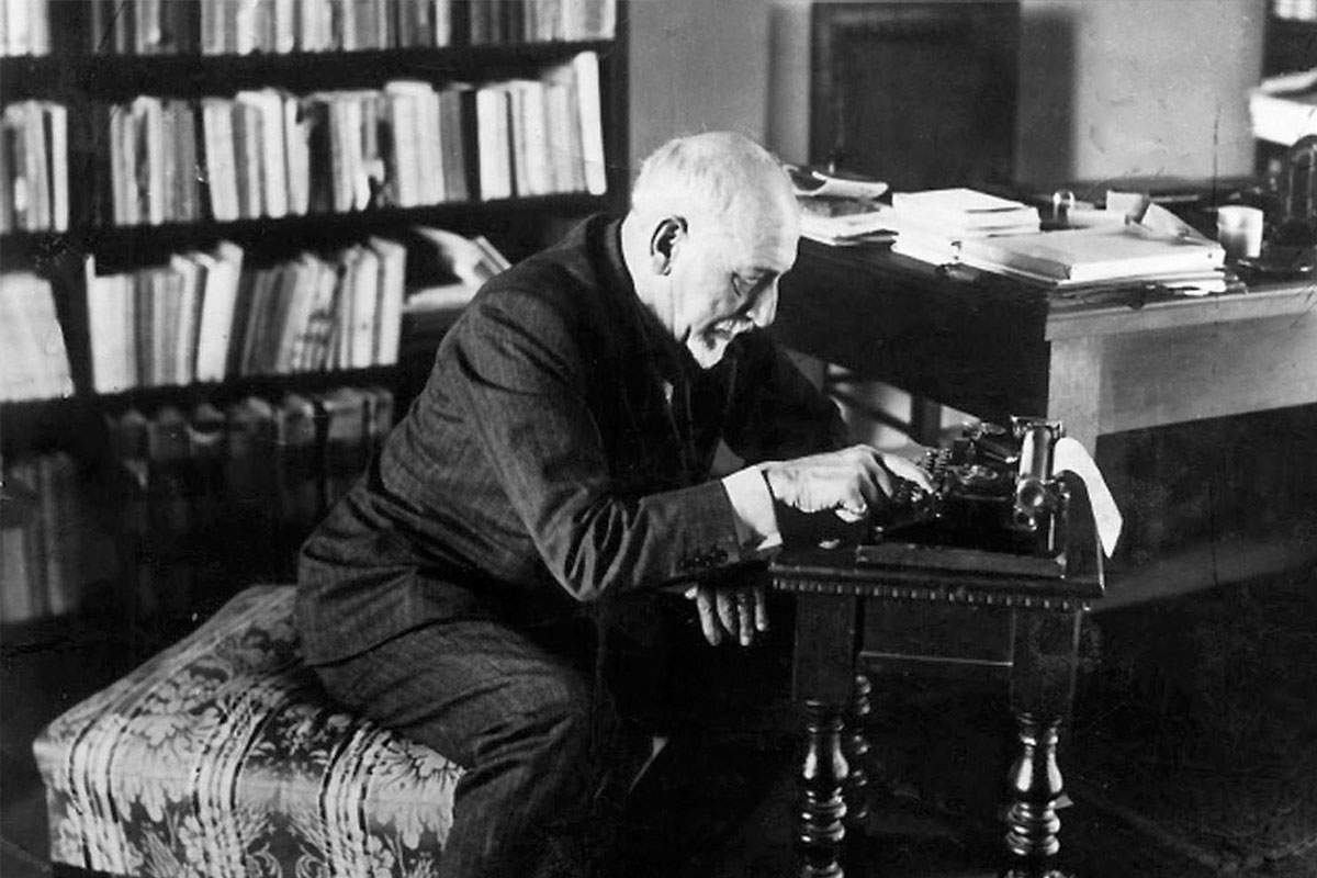 Luigi Pirandello alla macchina da scrivere