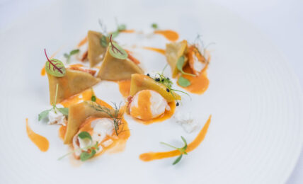 Ravioli con melanzana affumicata su bisque di astice e ricotta fresca