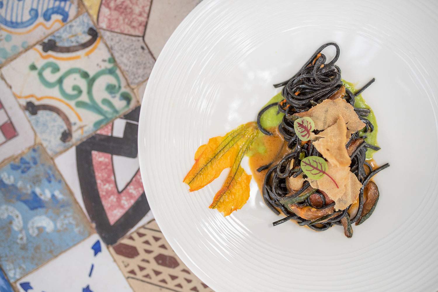 Tagliolini neri con bottarga di tonno su vellutata di zucchine e fiori di zucca