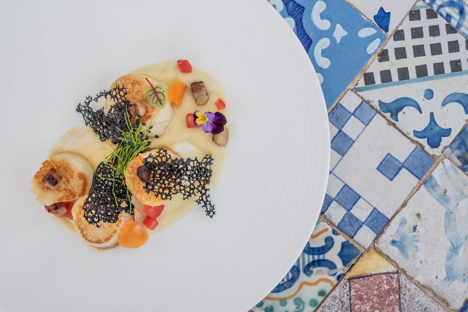 Capesante su crema di carciofi e lardo di maialino nero dei Nebrodi