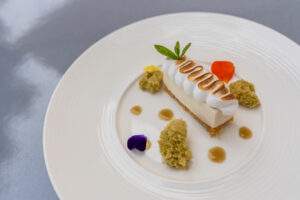 Cheescake al gelsomino con spugnoso al tè matcha