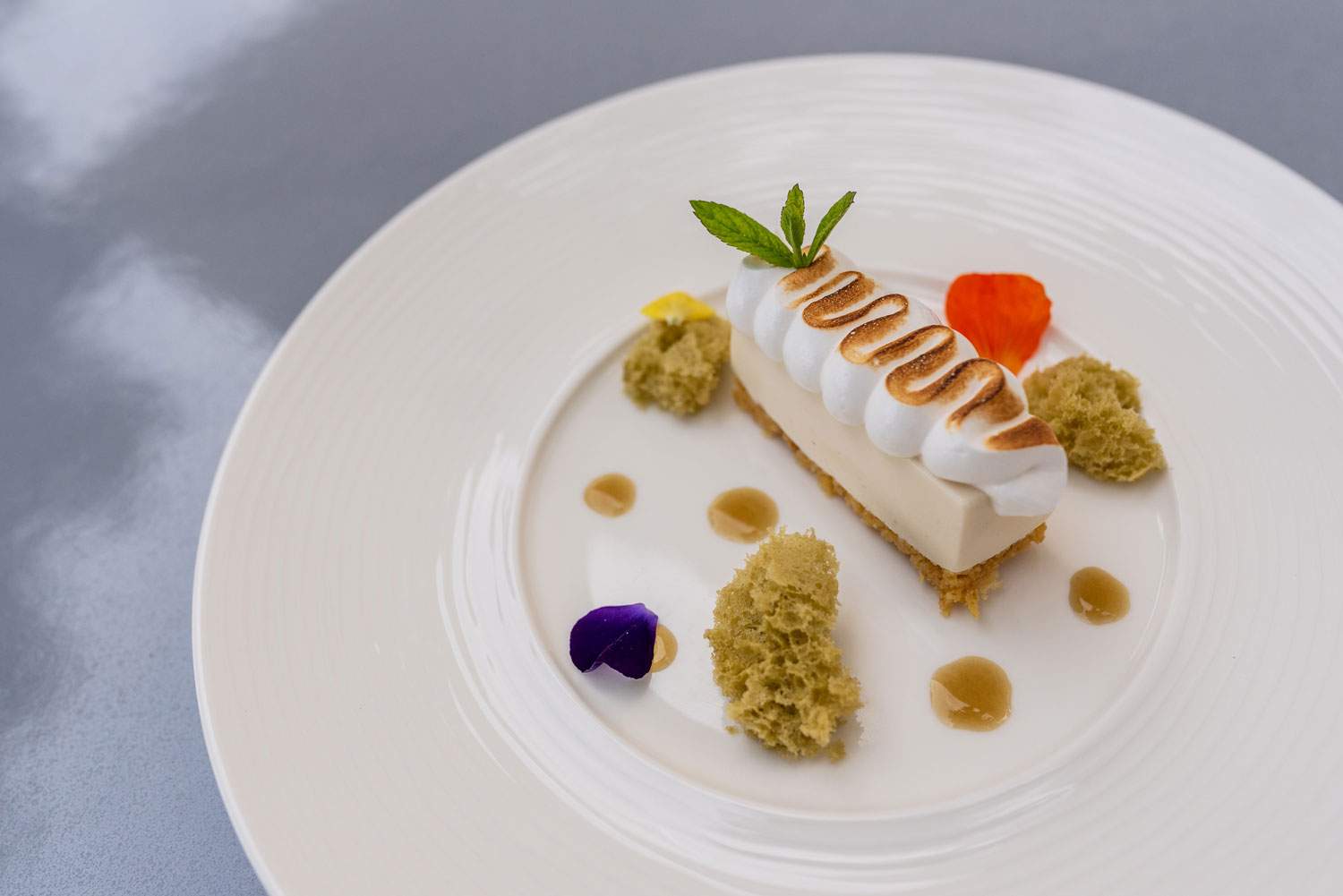 Cheescake al gelsomino con spugnoso al tè matcha