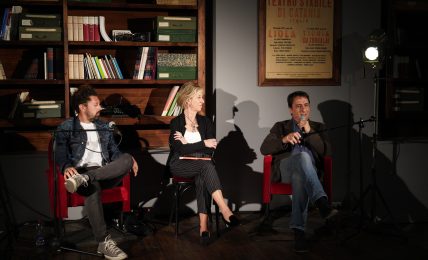 Ezio Abbate, Raffaella Tramontano e Claudio Fava alla presentazione di "Centoventisei" (Mondadori) presso il Teatro Stabile di Catania | Ph. Antonio Parrinello