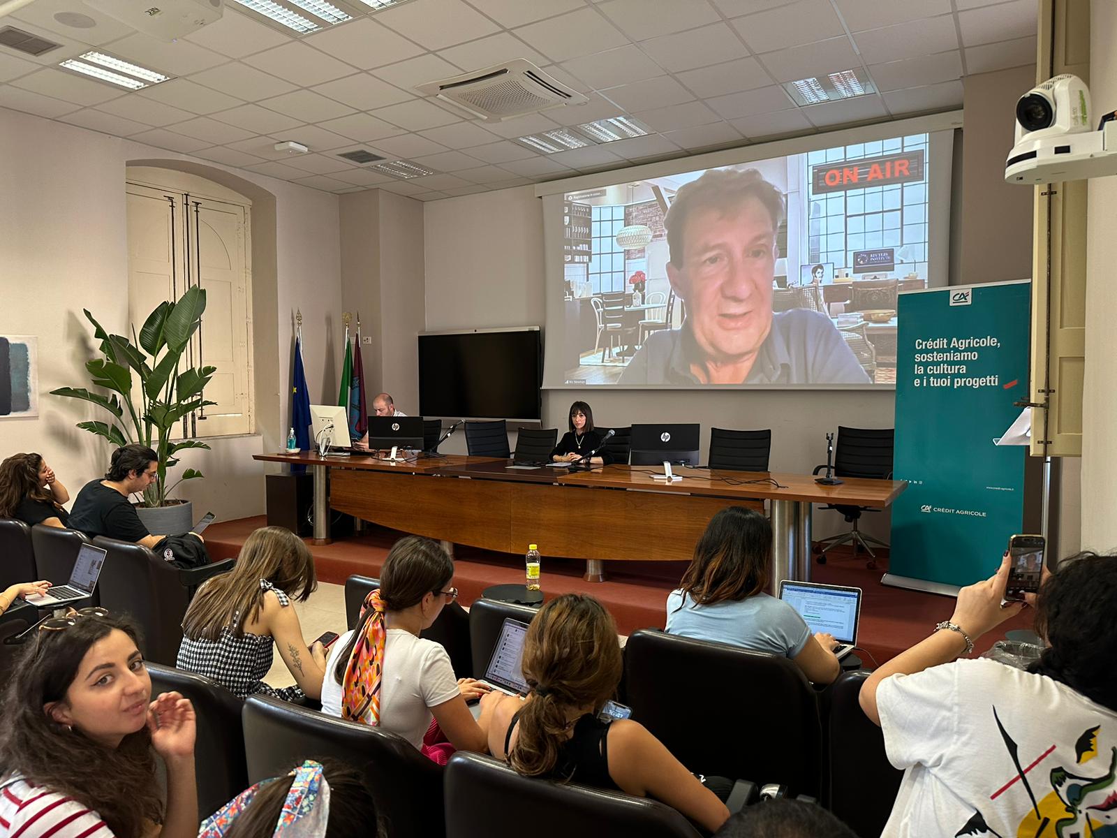 A schermo Nic Newman, in sala Claudia Cantale